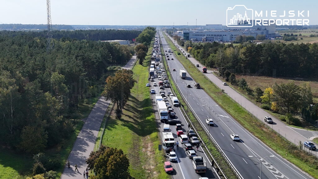Korek samochodów na jednej jezdni wielopasmowej drogi, podczas gdy druga jezdnia pozostaje przejezdna.