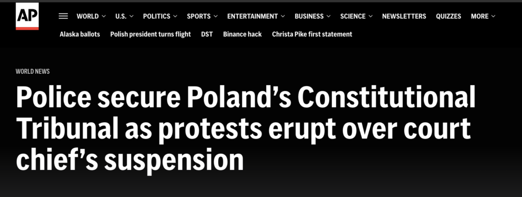 Zrzut strony AP z nagłówkiem „Police secure Poland’s Constitutional Tribunal as protests erupt over court chief’s suspension