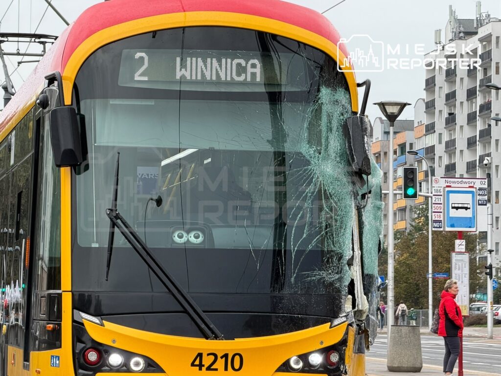 Uszkodzony przód żółto-czerwonego tramwaju linii 2 z rozbitą szybą na przystanku Nowodwory.