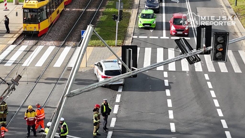 Strażacy i służby techniczne zabezpieczają skrzyżowanie, gdzie przewróciła się sygnalizacja świetlna, obok stoją tramwaj i
