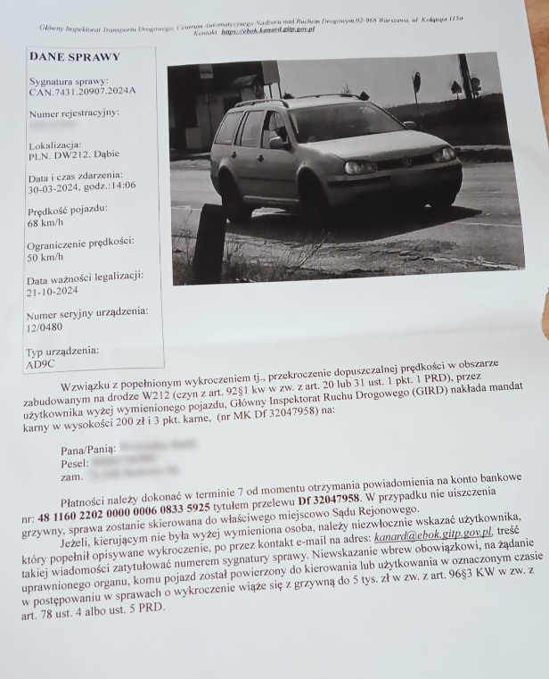 Dokument z danymi rzekomego wykroczenia drogowego i zdjęciem samochodu osobowego z fotoradaru, leżący na stole